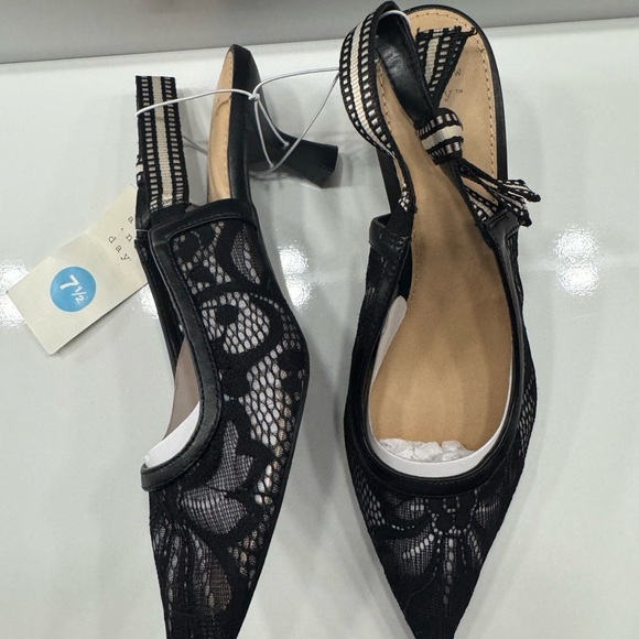 Women's Black Slingback Kitten Heels
Size 7 1/2 NWT - Picture 2 of 3